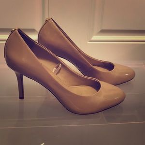 Tan round-toe heels